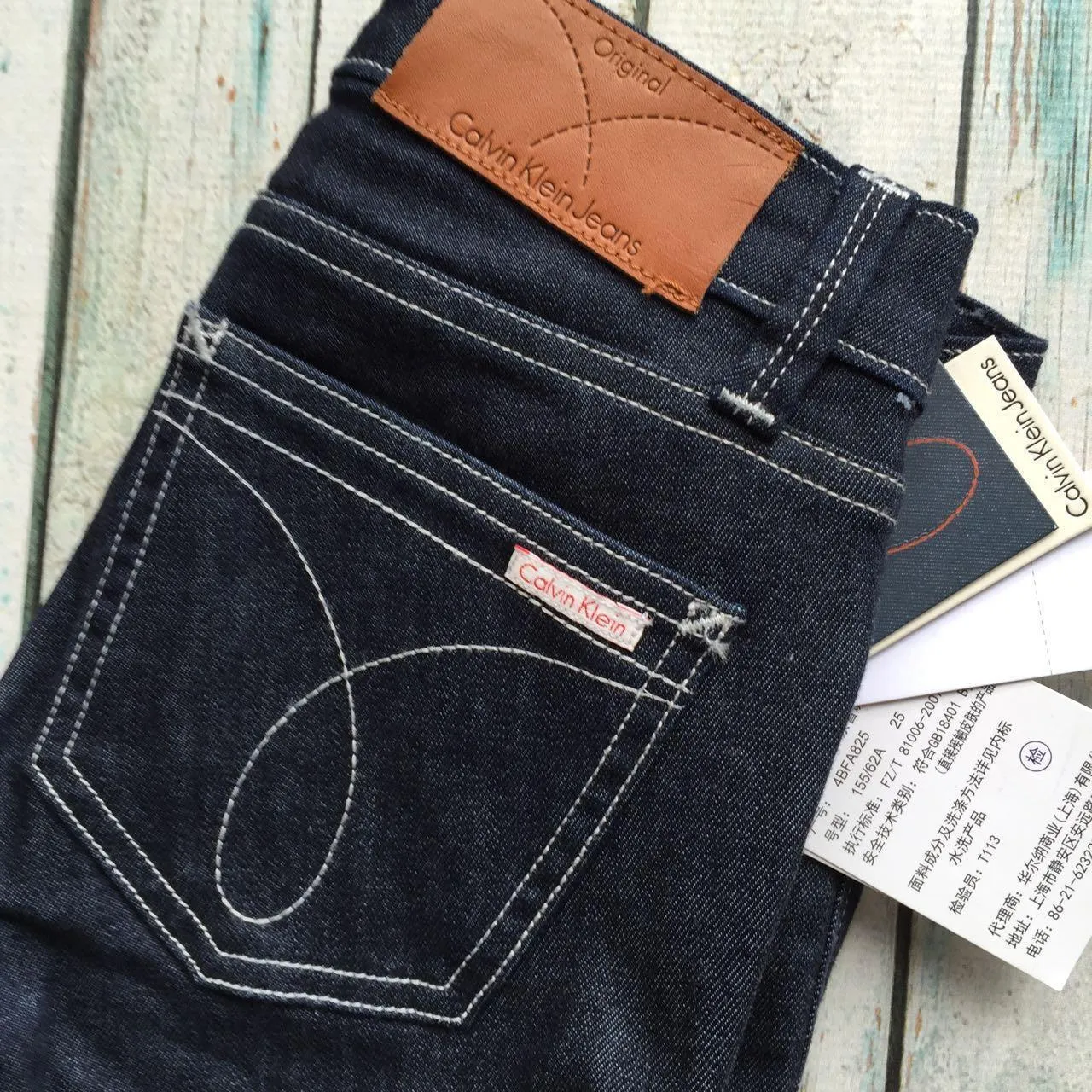 NWT - Calvin Klein Jeans Mid Rise Skinny - Size 25